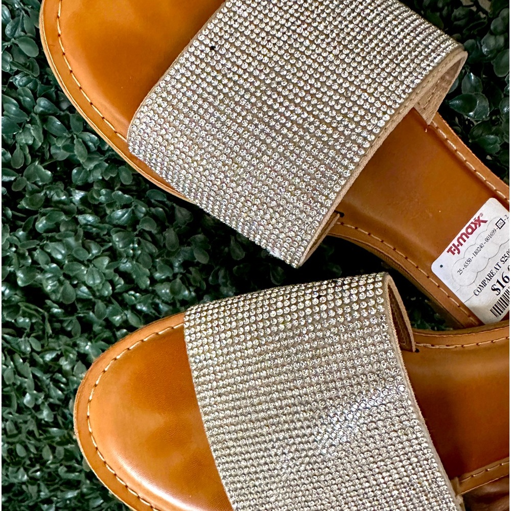 Slides with rhinestone detail! Casual with a side of glam! Sz 10